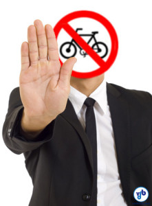 Ecovias conseguiu novamente proibir ciclistas de usarem acostamento da Rodovia dos Imigrantes. Arte: Willian Cruz/VdB