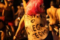 Durante a "Pedalada Pelada" de São Paulo, mensagens pelo corpo pediam o fim do assédio. Foto: Santiago Luz