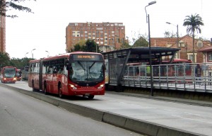 O sistema rápido de ônibus Transmilênio é uma das iniciativas para diminuir a dependência do automóvel na capital colombiana. Foto: mariordo59 (cc)