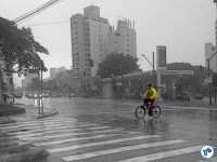 Ciclista pedalando em um dia de bastante chuva em São Paulo. Foto: Willian Cruz