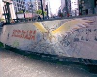 "Asas": painel de Mona Caron na Praça do Ciclista, pintado em novembro de 2007 e apagado em menos de um mês pela Prefeitura de São Paulo. Foto: Thiago Benicchio.