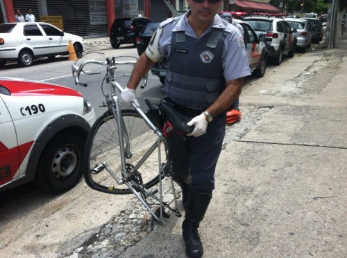 A bicicleta de David Santos Souza, destruída após o atropelamento em que ele perdeu o braço, chega ao 78º DP, nos Jardins. Foto: Daniel Guth