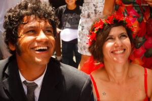 Ênio e Paty transbordando alegria, em seu casamento festivo no Recife. Foto: Erika Pessoa