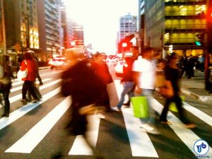 Pedestres atravessam rapidamente a Av. Paulista. Foto: Rachel Schein