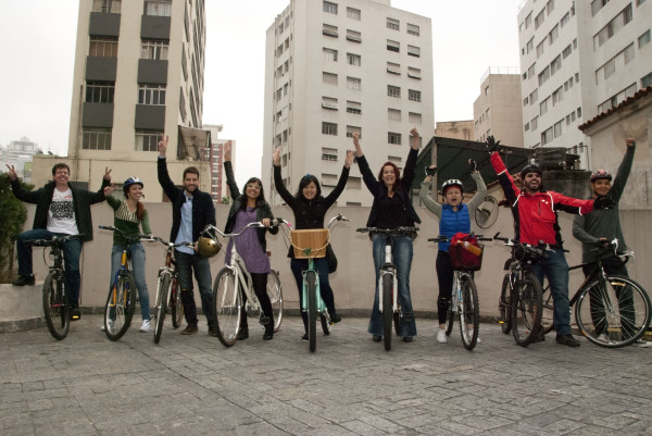 O pessoal da Agência TUTU, em São Paulo, aderiu em peso! Dez pessoas foram de bicicleta, muitas delas pela primeira vez. Bike Anjos e o experiente Enzo Bertolini ajudaram na ação. Foto enviada por Gabriel Pelosi.