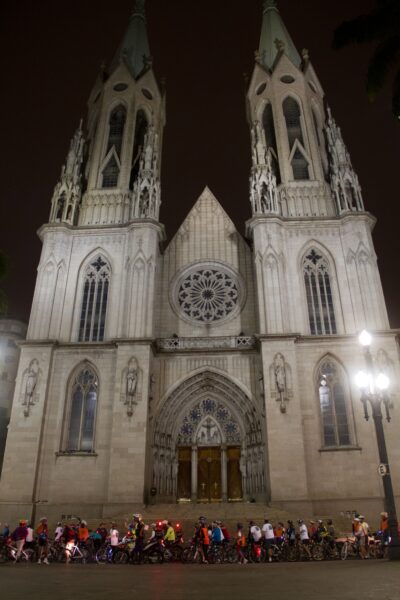 A catedral da Sé é um dos pontos por onde passarão as bicicletas. Na foto, a pedalada realizada pelo WWF-Brasil e coordenada pelo Vá de Bike, durante a Hora do Planeta, na noite de 23 de março. Foto: Julio Vilela/WWF-Brasil