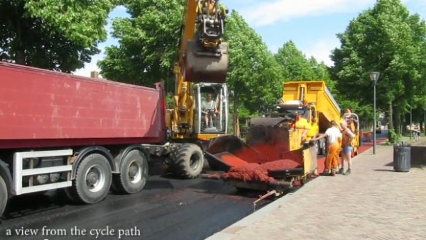 Detalhe da pavimentação de uma ciclofaixa na Holanda: o asfalto já vem vermelho. Imagem: Bycicle Duth/Reprodução