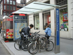 Estacionamento para bicicletas em Nova York. Imagem: Janette-Sadik-Khan/Reprodução