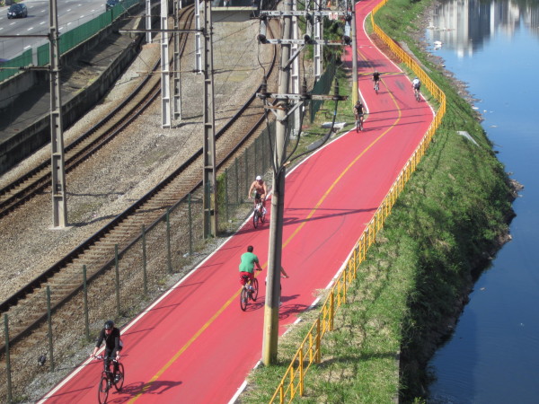 Ciclovia Rio Pinheiros será fechada por dois anos. Ciclistas pedem alternativas e órgãos públicos se omitem. Foto: Edson Hiroshi Aoki (cc)