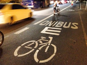 Faixa de ônibus da Ponte das Bandeiras foi sinalizada para indicar a presença também de bicicletas. Foto: Silvia Ballan