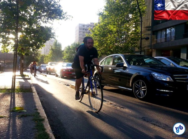 Hora do rush em Santiago: carros parados, bicicletas fluindo. Foto: Willian Cruz
