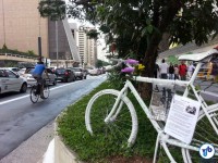Uma Ghost Bike marca o local onde Márcia Prado sucumbiu sob as rodas de um ônibus. Foto: Willian Cruz