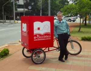 Robson Mendonça e sua Bicicloteca. Foto: Divulgação