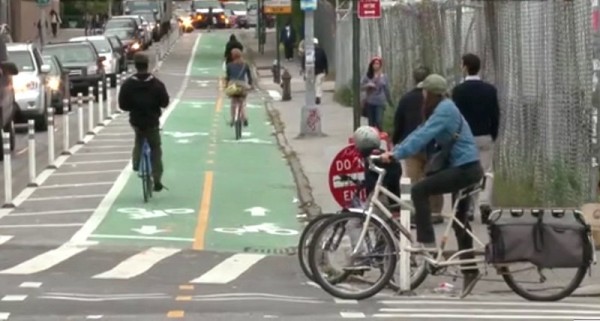 Nova York mostrou que é possível tornar as ruas mais seguras e agradáveis para pedestre e ciclistas, sem grandes investimentos. Basta perder o medo de diminuir o espaço dos carros. Imagem: Streetfilms/Reprodução