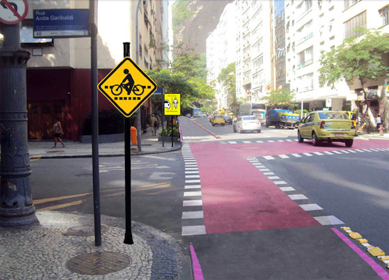 Simulação de ciclofaixa na rua Toneleros, em Copacabana. Foto: Transporte Ativo/Divulgação