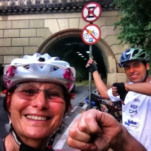 No túnel da Av. 9 de Julho, em São Paulo, bicicletas são proibidas. É preciso encarar uma subida íngreme e um caminho tortuoso. Foto: Renata Falzoni