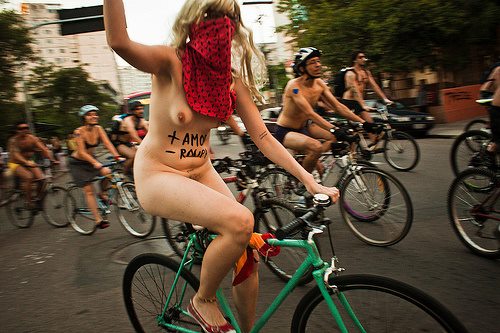 Participantes expressam, por meio da nudez, fragilidade das pessoas em meio à violência do trânsito. Foto: Autor desconhecido/ Reprodução Facebook
