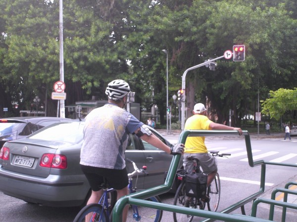 Estrutura é instalada atrás da faixa de pedestres, e pode servir de apoio e descanso a ciclistas que esperam o semáforo abrir. Foto: Vinícius Rosa Leyser
