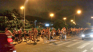 Ciclistas em frente ao Shopping Iguatemi cobram ciclovia que deveria ter sido entregue em 2006. Foto: Rachel Schein