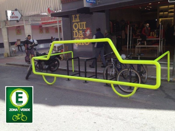 Com formato de carro, paraciclo da Zona Verde tem capacidade para receber oito bicicletas simultaneamente. Foto/Divulgação