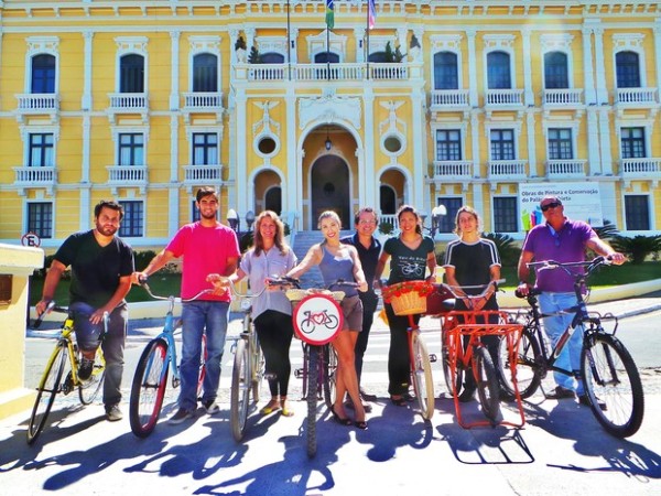 Ciclistas capixabas diante do Palácio Anchieta, sede do governo do Espírito Santo, antes de reunião com o governador. Foto: Reprodução/CUC