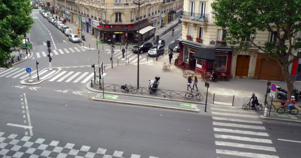 Ciclovia no contrafluxo em rua de Paris. Foto: Rene Beignet