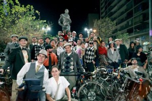 Em 2011, a primeira Tweed Ride de São Paulo visitou as ruas e locais históricos do Centro, com ciclistas vestidos como antigamente. Foto: Laura Sobenes