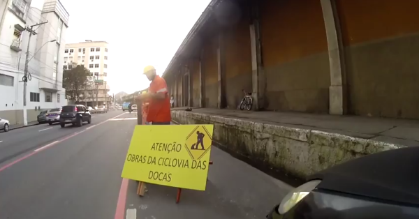 Ciclistas utilizaram equipamentos de segurança e criaram placa "semi-oficial" indicando obras na pista. Foto: Reprodução