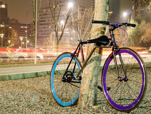 O próprio quadro da bicicleta transforma-se em cadeado. Criadores da Yerka dizem que bicicleta é "à prova" de furto. Foto: Reprodução