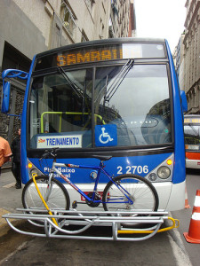 Ônibus com suporte para bicicletas em São Paulo, em testes realizados em 2010. Foto: Luis F. Gallo, via Flickr do CBNSP