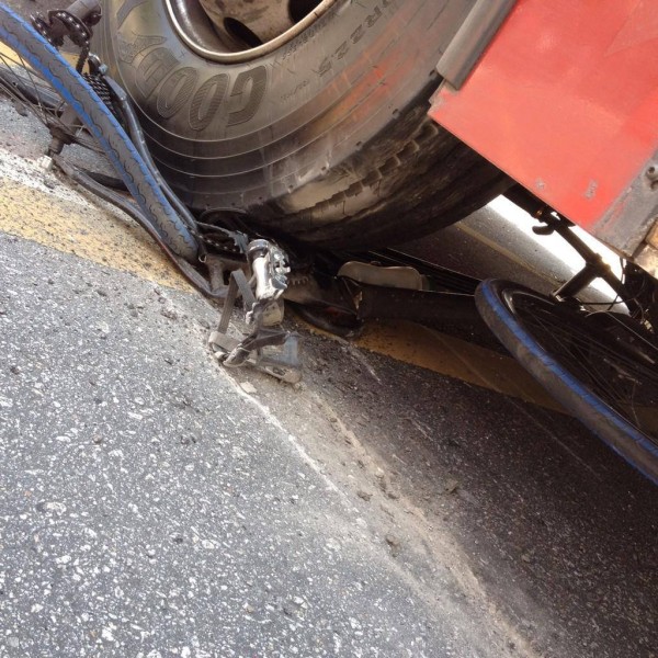 Bicicleta foi arrastada pela roda do ônibus. Perceba que o pedal "cavou" o asfalto ao ser arrastado. Foto: Rene Fernandes