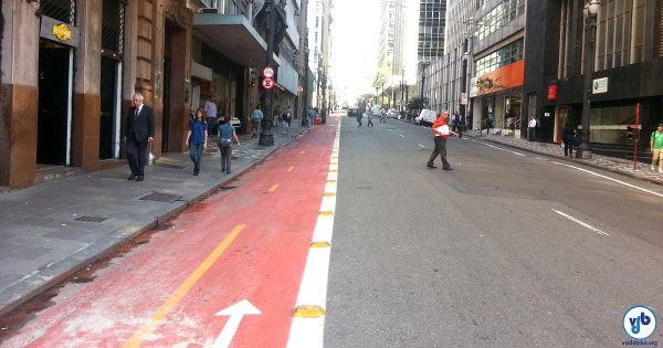 Ciclovia no centro de São Paulo: vermelho não é uma questão de escolha. Foto: Willian Cruz