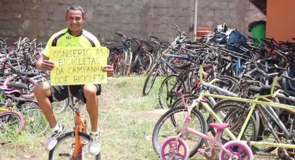 O mecânico Charles, parceiro do Rodas da Paz, conserta as bicicletas que chegam para a campanha. Foto: Reprodução
