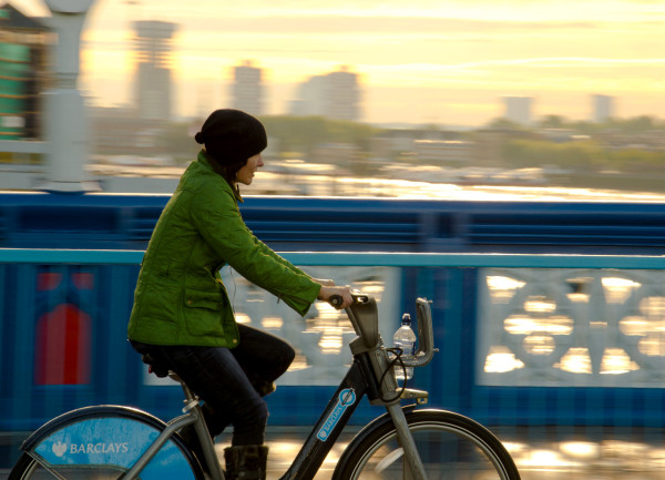 Ciclista pedala em Londres, Inglaterra, uma das cidades europeias que mais investem na bicicleta como meio de transporte. Foto: Joe Newman (cc).
