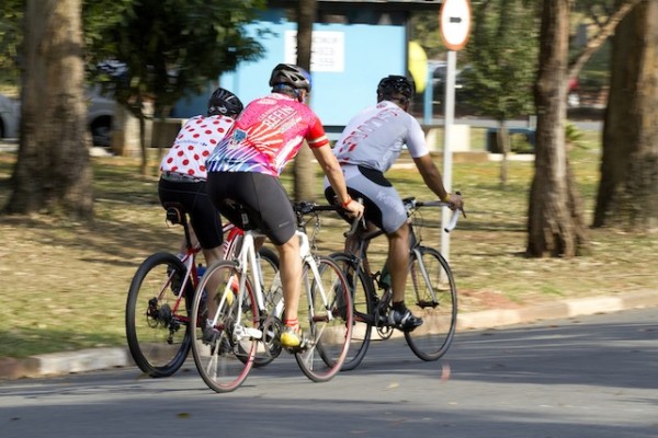Ciclistas na Cidade Universitária. Foto: Marcos Santos/USP Imagens