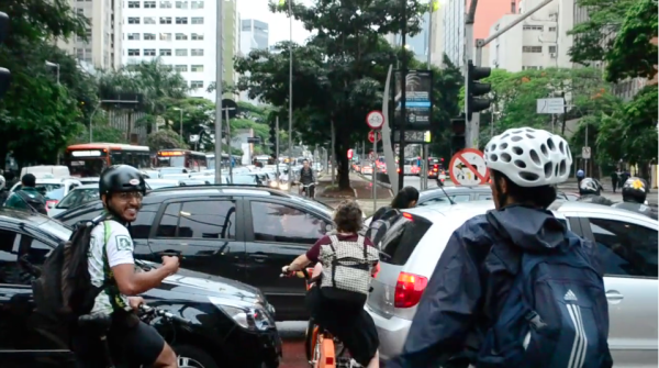 Mesmo no congestionamento mais medonho, não há o que detenha a marcha do ciclista. Foto: Rachel Schein
