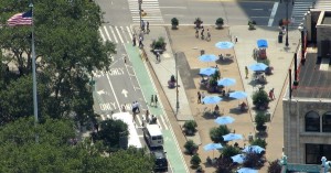 Ciclofaixa e area para pedestres Nova York. Foto: Loorzboy (cc)