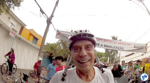 O morador Mario Sergio Limberte pegou capacete e bicicleta do filho e juntou-se aos ciclistas. Foto: Rachel Schein