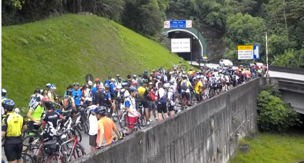 Ciclistas descendo a Rodovia Imigrantes uma semana antes de o Estado proibir o evento de descida da Rota Márcia Prado. Foto: Reprodução/Anderson Silva