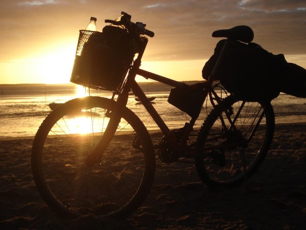 Nascer do sol em Luis Correia (PI). Atrás da bicicleta está o Rio Amapá, que separa o litoral do Piauí do Ceará. Foto: André Schetino