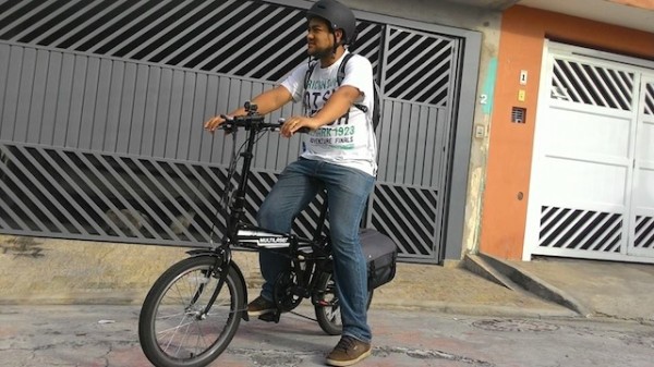 O ciclista Carlos Borba foi proibido por funcionários da CPTM de usar a ciclovia do rio Pinheiros com sua bicicleta elétrica. Foto: Arquivo pessoal