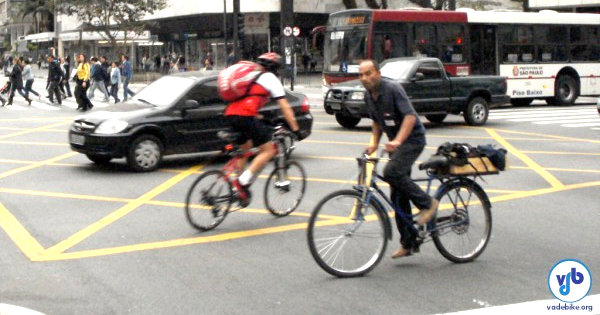 Ciclista cai em avenida e por um triz não vai parar debaixo de