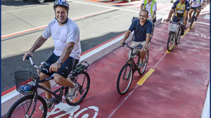 O prefeito de Vitória pedalou pela nova ciclovia durnte a inauguração. Foto: O Ciclista Capixaba