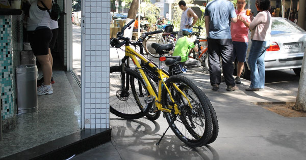 Bicicletas em comércio de São Paulo: presentes até quando não há onde estacionar. Foto: Guilherme Venaglia
