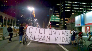 Ciclistas na manifestação contra a suspensão da implantação de ciclovias em São Paulo, em 27 de março de 2015. Foto: Carlos Aranha