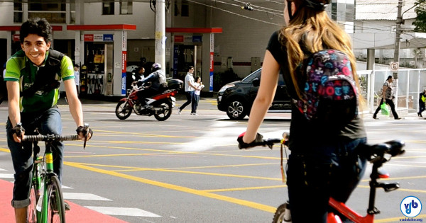 Apesar das adversidades, ciclistas circulam felizes por ruas e ciclovias de nossas cidades. Foto: Rachel Schein