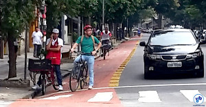 Ciclistas em ciclovia do bairro de Higienópolis, numa manhã durante a semana: é possível ver quatro em uma única quadra. Foto: Willian Cruz