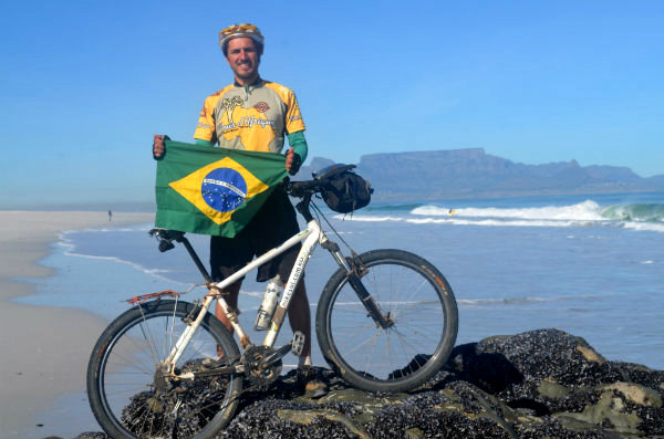Alexandre Costa Nascimento durante sua aventura ciclística pela África. Foto: Arquivo Pessoal