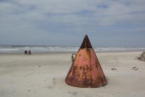 Objeto metálico "perdido" na praia. Boatos dão conta de que é um pedaço de satélite. Foto: Pedro Sibahi