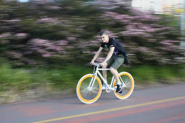 Marco Gomes em pedalada pela ciclovia: preconceito contra ciclistas não é fato isolado em edifícios comerciais. Foto: Ivson Miranda